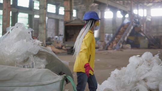 废物处理厂工作的女人视频素材模板下载