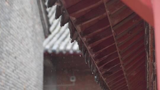 雨天古建筑屋顶