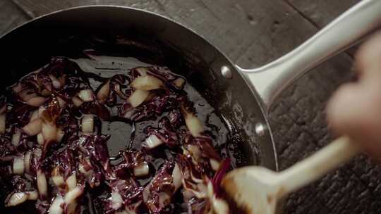 平底锅，紫甘蓝，搅拌，炒