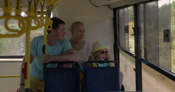 一家人在乡下乘公共汽车旅行