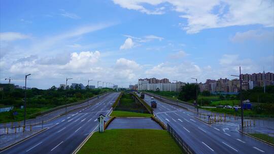 城市交通深圳坪山聚龙南路车流