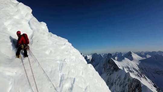 登山者攀登雪山画面