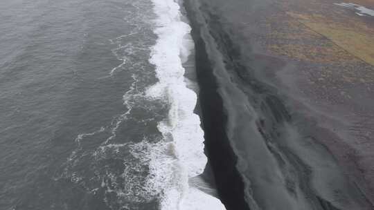 冰岛黑色熔岩海滩和海浪的倾斜天线
