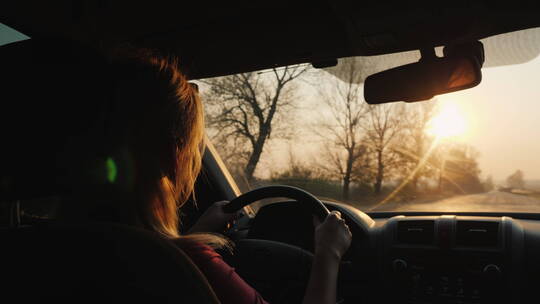 女司机正在开车