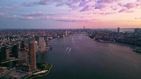 纽约的东河穿过城市划分区。天线