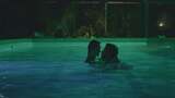 一对夫妇在游泳池里互相拥抱亲吻高清在线视频素材下载