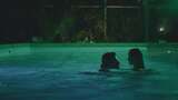 一对夫妇在游泳池里互相拥抱亲吻高清在线视频素材下载