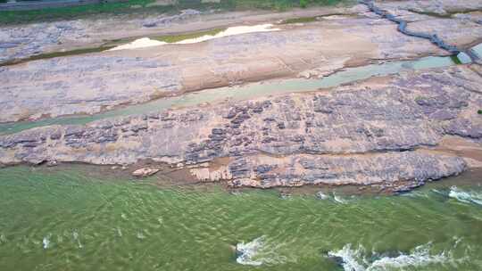 4K黄河枯水期河流河道裸露的岩石地表航拍