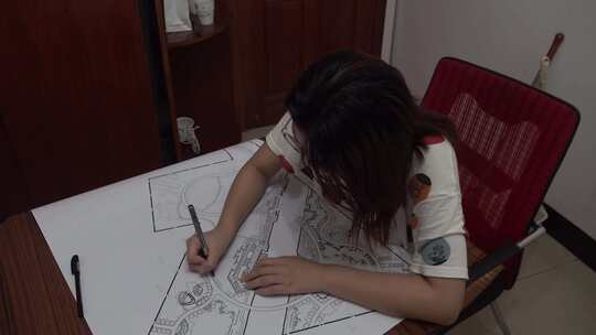 大学生在家夜自习画设计图纸