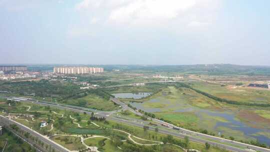 城市郊区公路及周边景观俯瞰河流