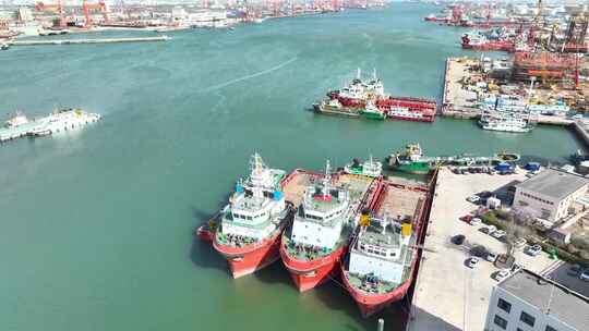 晴天海边港口的巨型货船，渤海中海油大厦旁