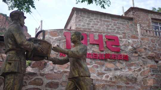 抗日县政府旧址旁人物雕像