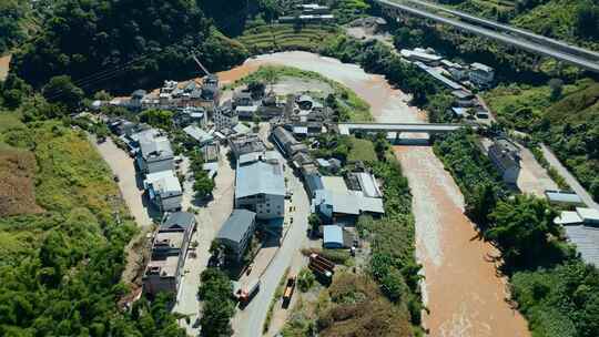 云南普洱江边小镇街道房屋高速公路