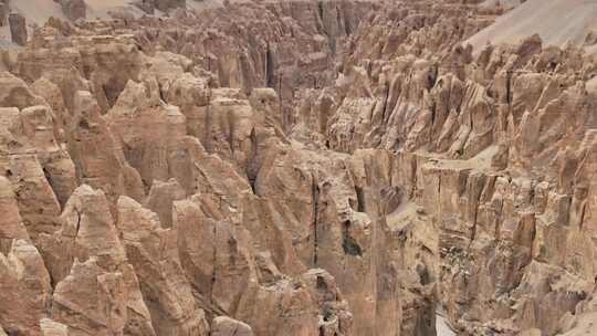 冰川流水冲刷形成奇林峡