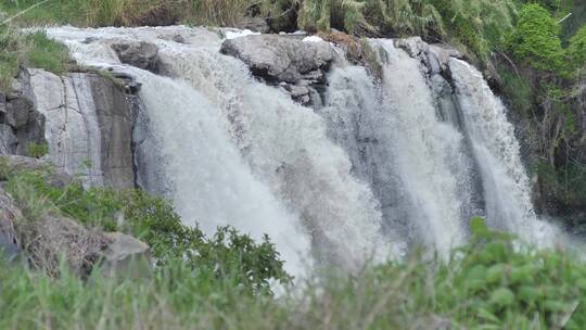 河流上的岩石瀑布