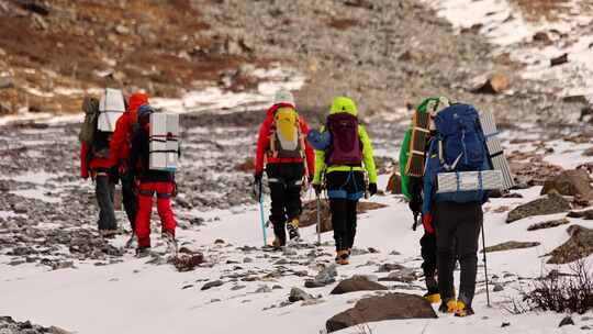 攀登岷山山脉主峰雪宝顶雪山的登山队