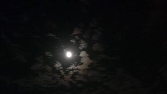黑天月亮月夜月色云追月亮