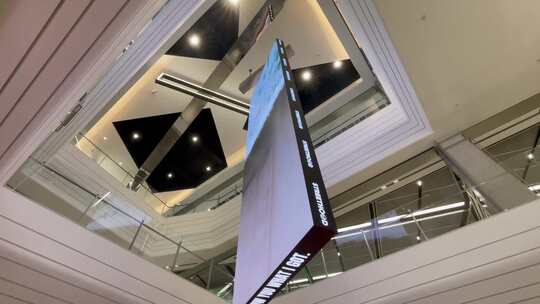场景美陈商场悬吊巨型LED高清屏幕视频素材模板下载