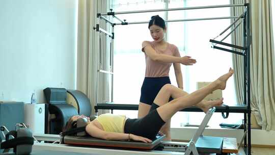 女性健身教练指导学员健身