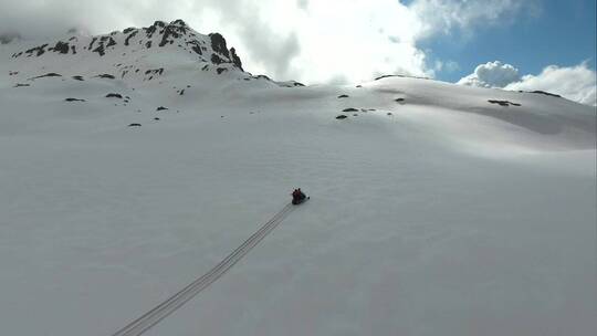 雪上雪山的雪车视频素材模板下载
