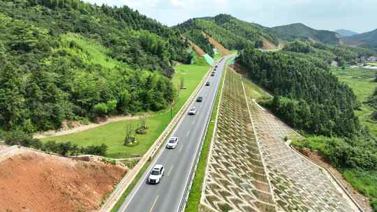 公路汽车航拍山区道路汽车行驶山路高空视角