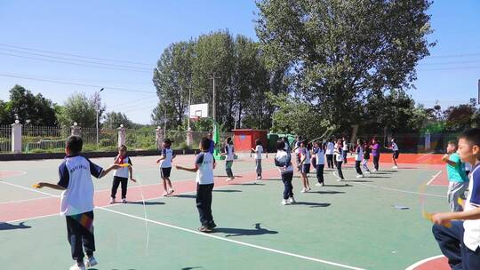 小学生体育课 集体 跳绳 运动
