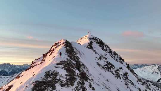 高山滑雪者爬山的航拍镜头
