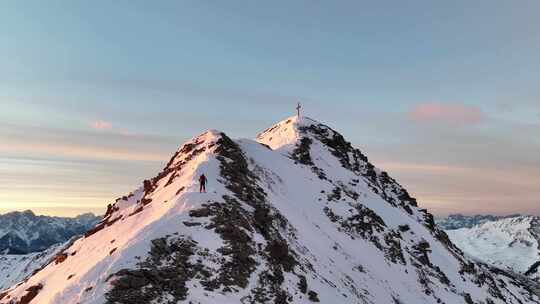 高山滑雪者爬山的航拍镜头视频素材模板下载