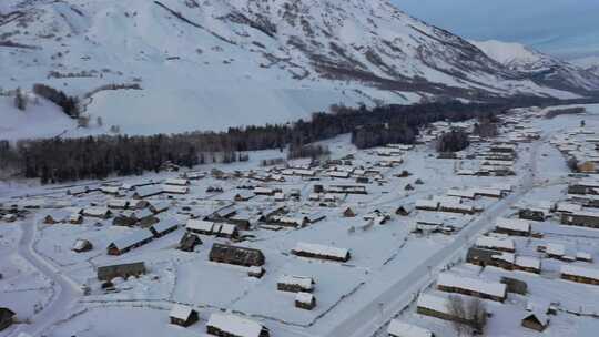 被雪覆盖的山村的无人机镜头