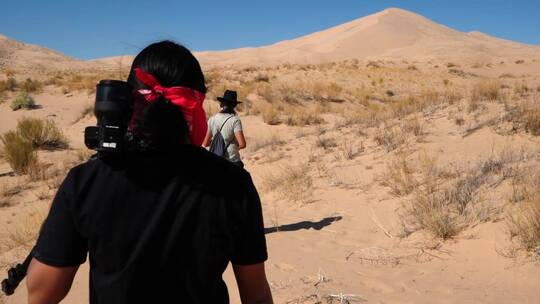 沙漠中的旅行的游客