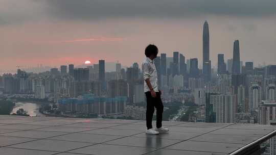 男子站在深圳的高楼顶