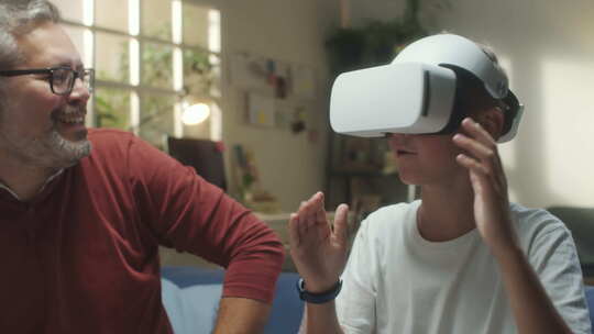 父子在家玩VR游戏