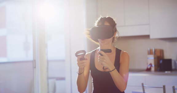 一名年轻女子正在使用创新技术VR眼镜在厨