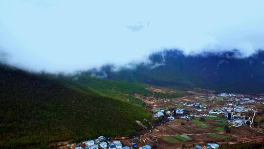 浓雾笼罩着大山深处的村庄