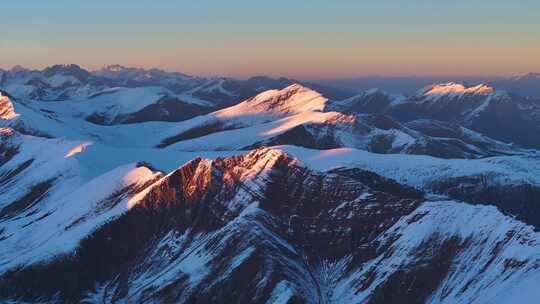 航拍雪山日照金山