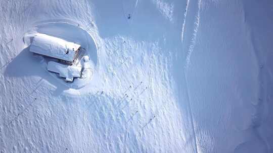 在阿尔卑斯山滑雪，有滑雪缆车，人们在斜坡上滑雪。鸟瞰图