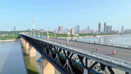2023年武汉马拉松选手经过武汉长江大桥