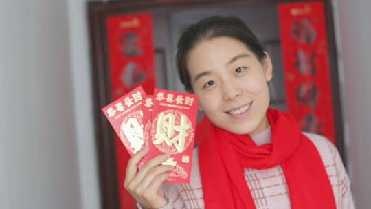 亚洲中国人女性家门口拜年新年快乐