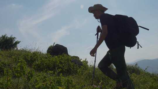 男子户外徒步手持登山杖