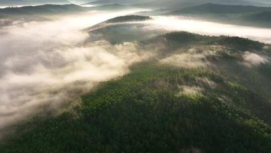 航拍黎明山川阳光云雾