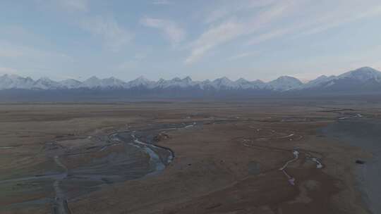 新疆塔县木吉清晨的雪山