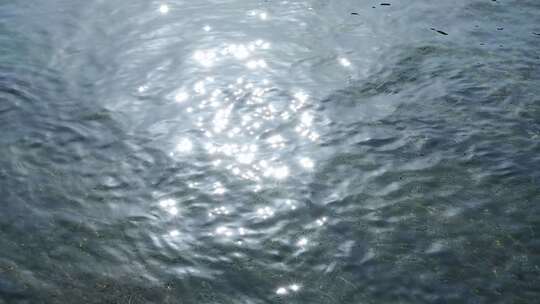 梦幻唯美的波光粼粼的水面湖面慢镜头