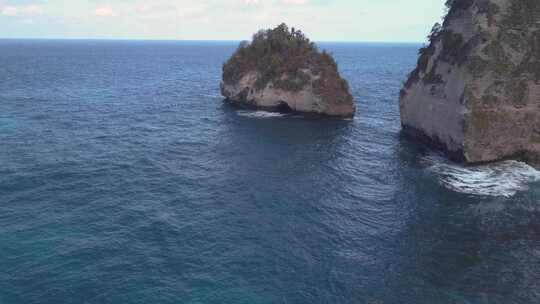 印度尼西亚努沙佩尼达钻石海滩水晶蓝色海水的鸟瞰图