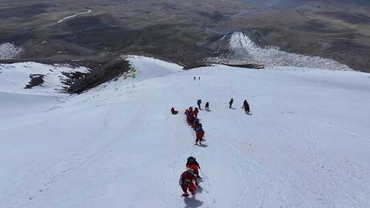 航拍攀登慕士塔格峰雪山冰川的登山队