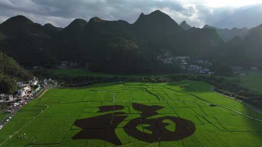 在贵州美丽的山区村落和山脉光