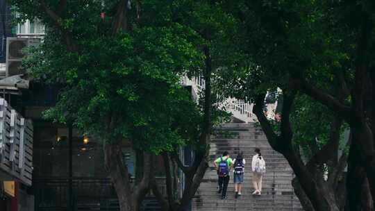 小学生放学爬提坎