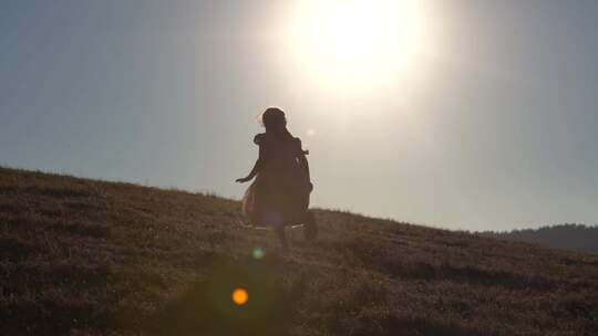 阳光下在草地上奔跑的女孩