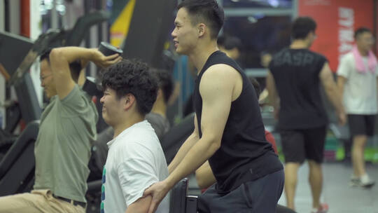 健身教练健身房健身器材肌肉训练视频素材模板下载