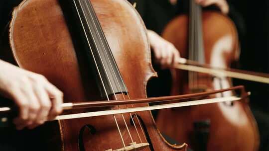 大提琴演奏特写画面