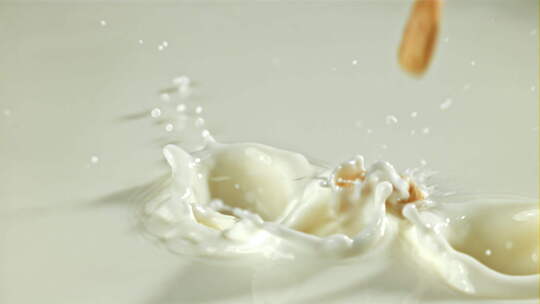 玉米片落入流动的牛奶中